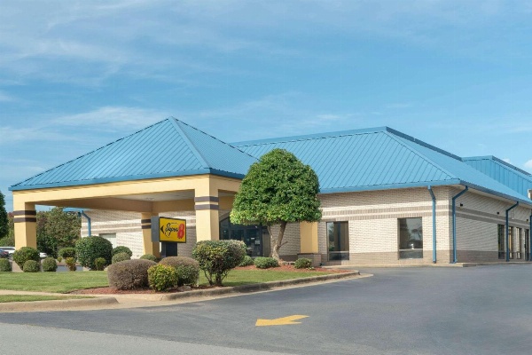 Super 8 by Wyndham North Little Rock/McCain image 1